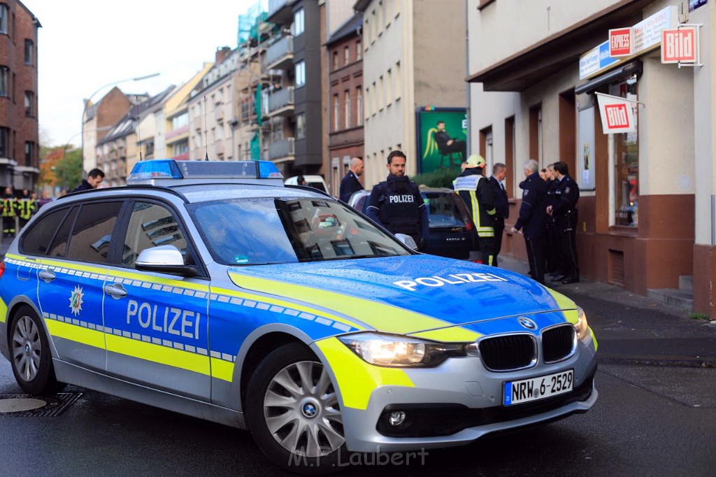 Einsatz BF Pol SEK Bedrohungslage Koeln Buchheim Herlerstr P29.jpg